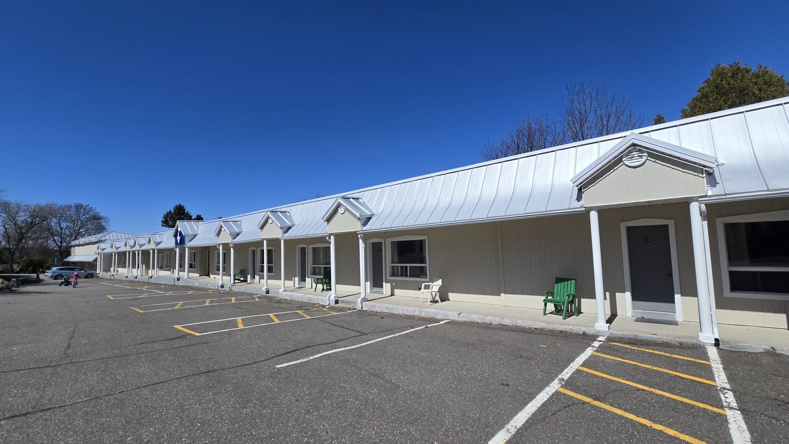 Rangée de chambres et suites du Motel T Côté de jour