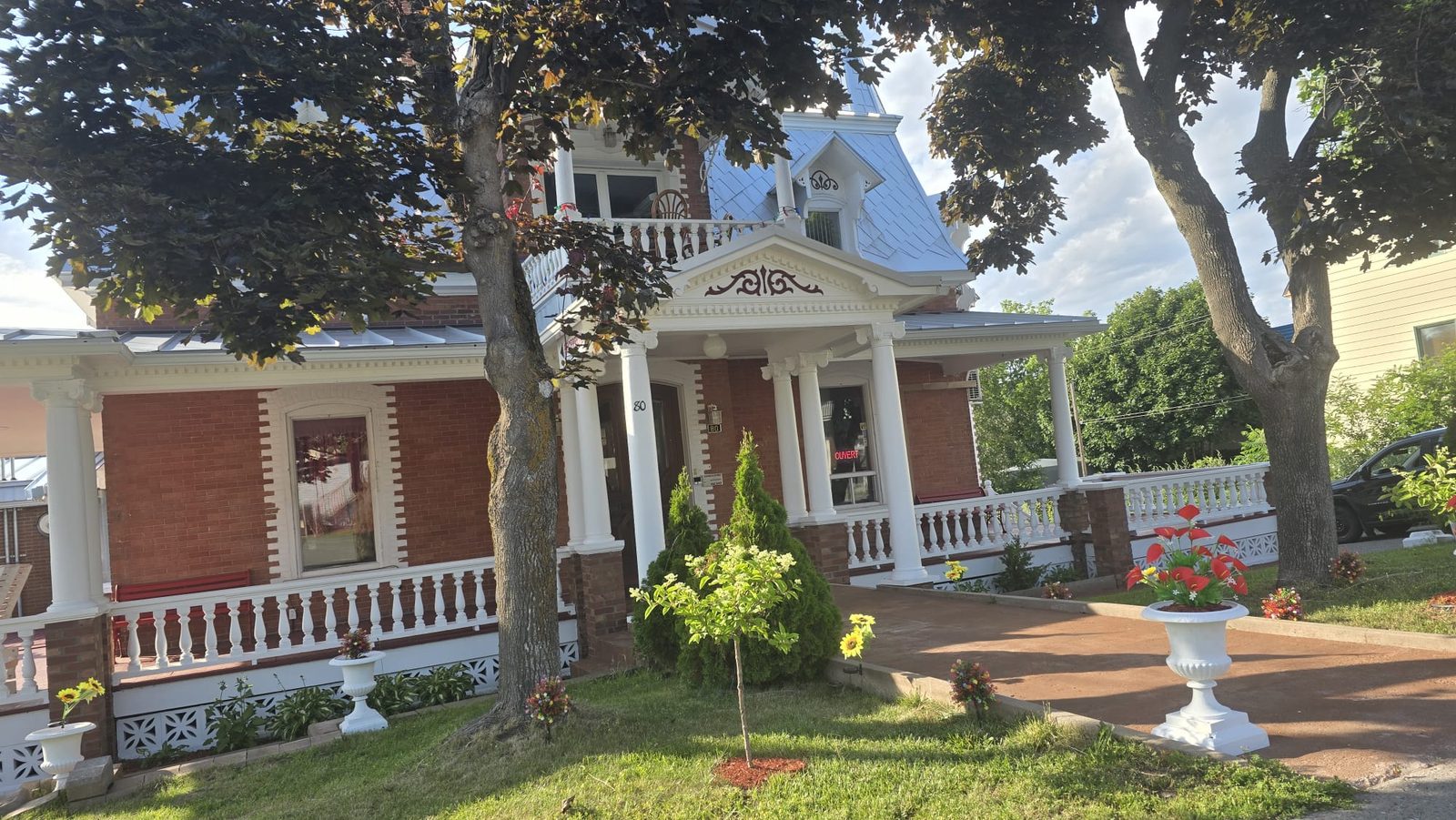 Bâtiment d'accueil en brique du Motel T Côté, 80 rue Fraser